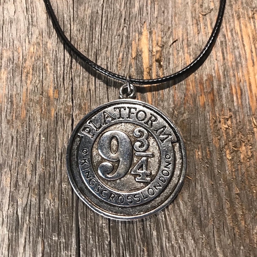 Harry Potter Platform 9 3/4 Silver Necklace - Picture 1 of 2